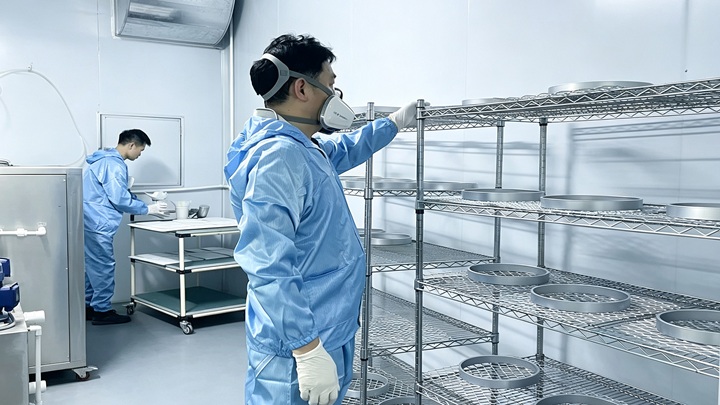 Dust-free spray painting room