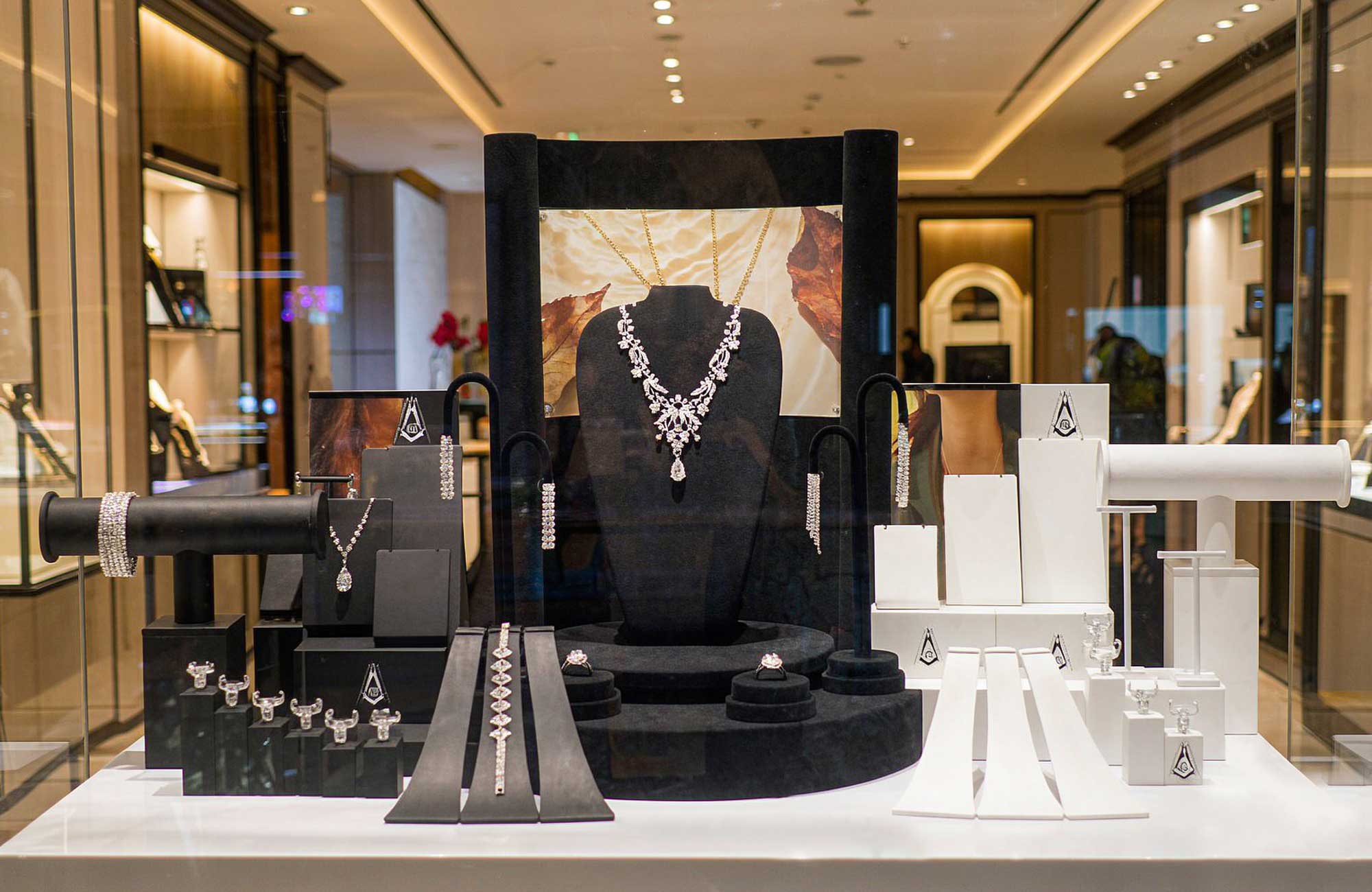 Luxury Necklace Showcase Velvet Display Stand And Retail Props